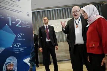 Menteri Negara (Penerangan dan Pembangunan Digital merangkap Kesihatan), Cik Rahayu Mahzam mengunjungi pameran majlis Simposium Penjagaan Sesuai dan Berasaskan Nilai (AVBC) pada 15 September bersama Perunding Kanan Hospital Universiti Nasional, Profesor Madya Adjung, Dr Diarmuid Murphy (dua dari kanan).