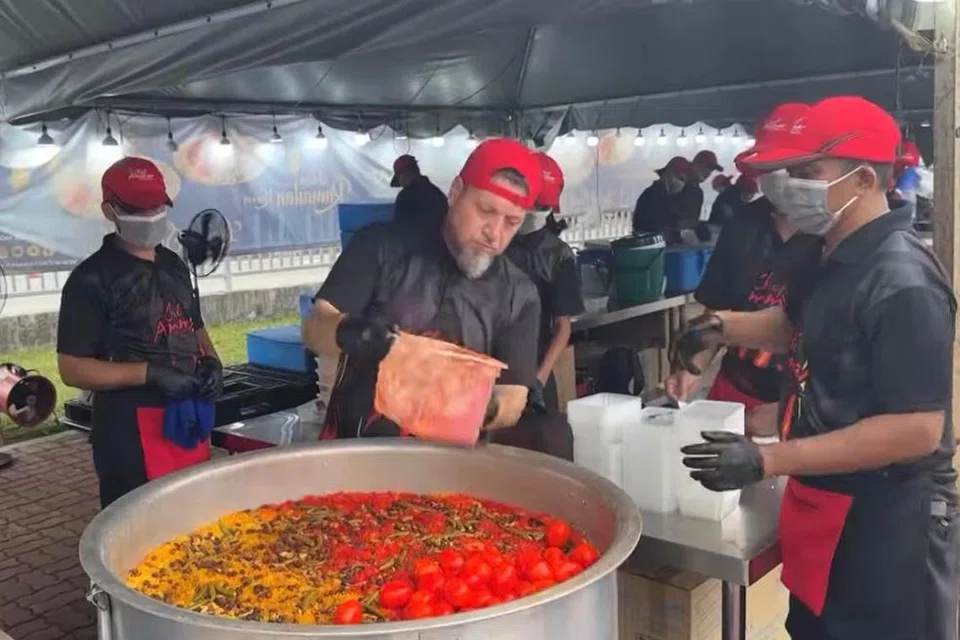 Chef Ammar yang berasal dari Palestin pakar dalam menyediakan Nasi Arab terbaik yang menepati selera penduduk Malaysia.