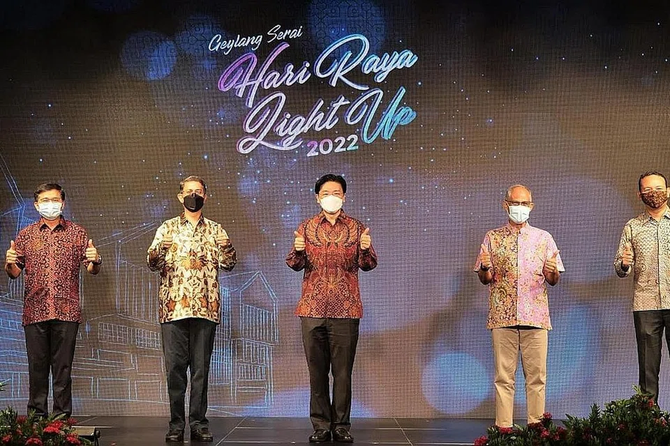 CIRI KEPIMPINAN TERSERLAH: Mengulas tentang pelantikan Encik Wong (tengah), Encik Masagos (dua dari kanan) berkata ciri kepimpinannya cukup terserlah, terutama sekali dalam MTF bagi Covid-19. Gambar dipetik semasa acara Penyalaan Lampu Hari Raya di Wisma Geylang Serai bersama (dari kiri) Ketua Pengarah Eksekutif PA, Encik Lim Hock Yu; Menteri Negara (Ehwal Dalam Negeri merangkap Pembangunan Negara), Profesor Madya Muhammad Faishal Ibrahim; dan Mayor Majlis Pembangunan Masyarakat South East, Encik Mohd Fahmi Aliman. - Foto FACEBOOK/ENCIK MASAGOS