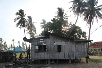 BADAI: Sebuah kampung nelayan bertahan semasa tiupan tengkujuh yang kencang (gambar hiasan)