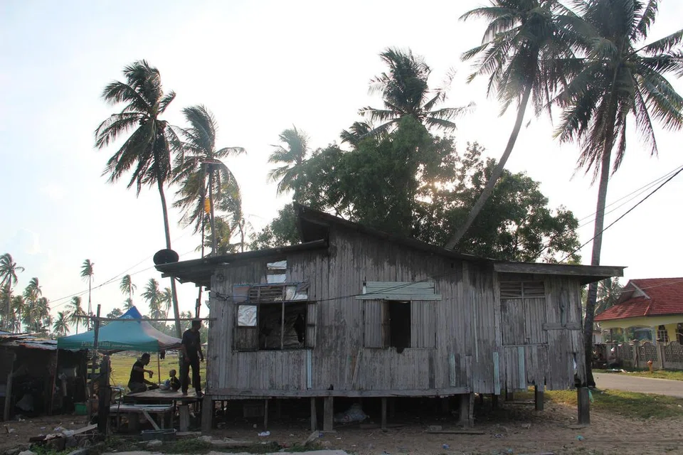 BADAI: Sebuah kampung nelayan bertahan semasa tiupan tengkujuh yang kencang (gambar hiasan)