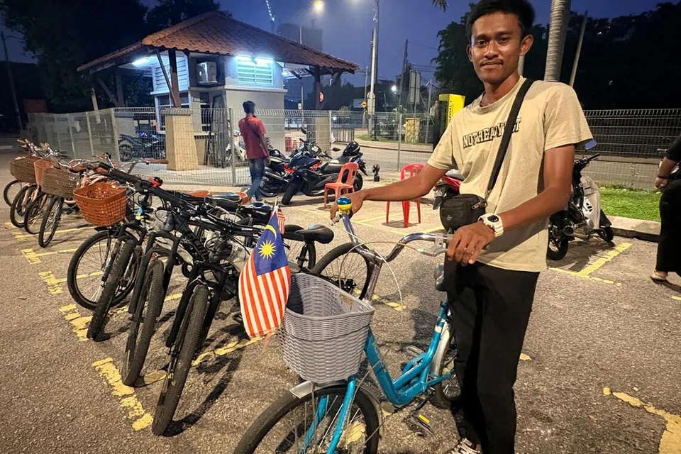Peniaga sewaan basikal di Taman Tasik Titiwangsa, Kuala Lumpur, Encik Muhammad Abdullah Rasuki, 29 tahun, mengakui perniagaannya merosot dengan jumlah jualan tidak sampai separuh daripada kebiasaan sejak jerebu melanda Malaysia pada pertengahan September, dengan dua minggu lalu adalah tempoh terburuk untuk perniagaannya.