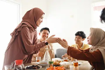 Ketika kita menjemput tetamu ke rumah, kita dapat memenuhi tiga daripada empat amalan yang digalakkan oleh Nabi saw, iaitu menyebarkan salam, memberi makan dan menyambung silaturahim. 