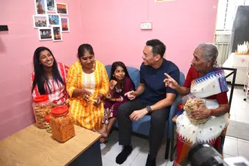 DEEPAVALI LEBIH BERMAKNA : Anggota Parlimen GRC Jalan Besar, Dr Wan Rizal Wan Zakariah melawat keluarga Cik Vasuntha Malihai (baju kuning) yang baru saja menerima bantuan pengubahsuaian oleh Jamiyah. 