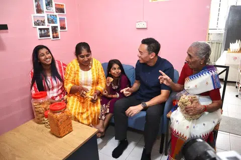 DEEPAVALI LEBIH BERMAKNA : Anggota Parlimen GRC Jalan Besar, Dr Wan Rizal Wan Zakariah melawat keluarga Cik Vasuntha Malihai (baju kuning) yang baru saja menerima bantuan pengubahsuaian oleh Jamiyah. 