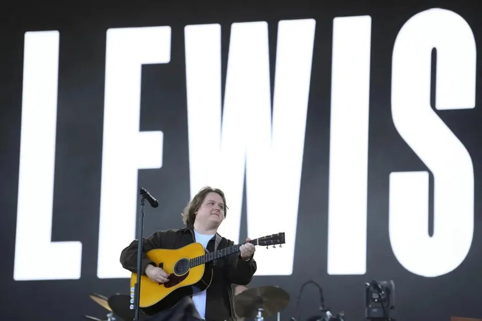 Persembahan Lewis Capaldi di Glastonbury menampilkan beberapa lagu hit beliau serta single terbarunya berjudul, ‘Survive’.