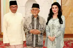Mantan gabenor Sarawak, Tun Abdul Taib Mahmud (tengah) bersama isteri, Toh Puan Raghad Kurdi Taib, ketika menerima kunjungan Perdana Menteri Malaysia, Datuk Seri Anwar Ibrahim pada Januari 2023. 