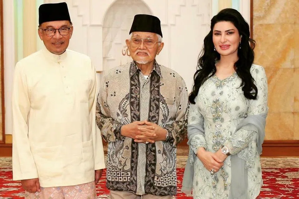 Mantan gabenor Sarawak, Tun Abdul Taib Mahmud (tengah) bersama isteri, Toh Puan Raghad Kurdi Taib, ketika menerima kunjungan Perdana Menteri Malaysia, Datuk Seri Anwar Ibrahim pada Januari 2023. 
