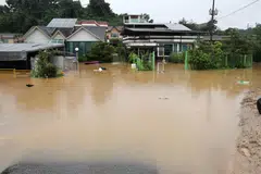 BEKALAN ELEKTRIK TERPUTUS: Hujan lebat di Seoul menyebabkan 4,000 isi rumah terputus bekalan elektrik.