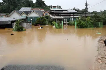 BEKALAN ELEKTRIK TERPUTUS: Hujan lebat di Seoul menyebabkan 4,000 isi rumah terputus bekalan elektrik.