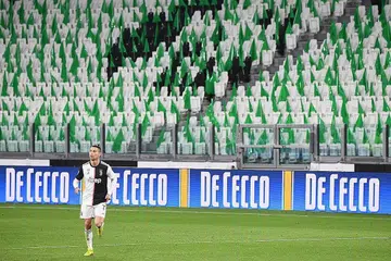 'SYIOK SENDIRI': Penyerang pasukan Juventus asal Portugal, Cristiano Ronaldo, berlari untuk cuba mendapatkan bola semasa perlawanan Liga Serie A menentang Inter Milan di stadium Juventus yang kosong di Turin, pada 8 Mac lalu setelah larangan dikuatkuasa bagi mengekang penularan koronavirus. - Foto AFP