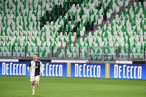 'SYIOK SENDIRI': Penyerang pasukan Juventus asal Portugal, Cristiano Ronaldo, berlari untuk cuba mendapatkan bola semasa perlawanan Liga Serie A menentang Inter Milan di stadium Juventus yang kosong di Turin, pada 8 Mac lalu setelah larangan dikuatkuasa bagi mengekang penularan koronavirus. - Foto AFP