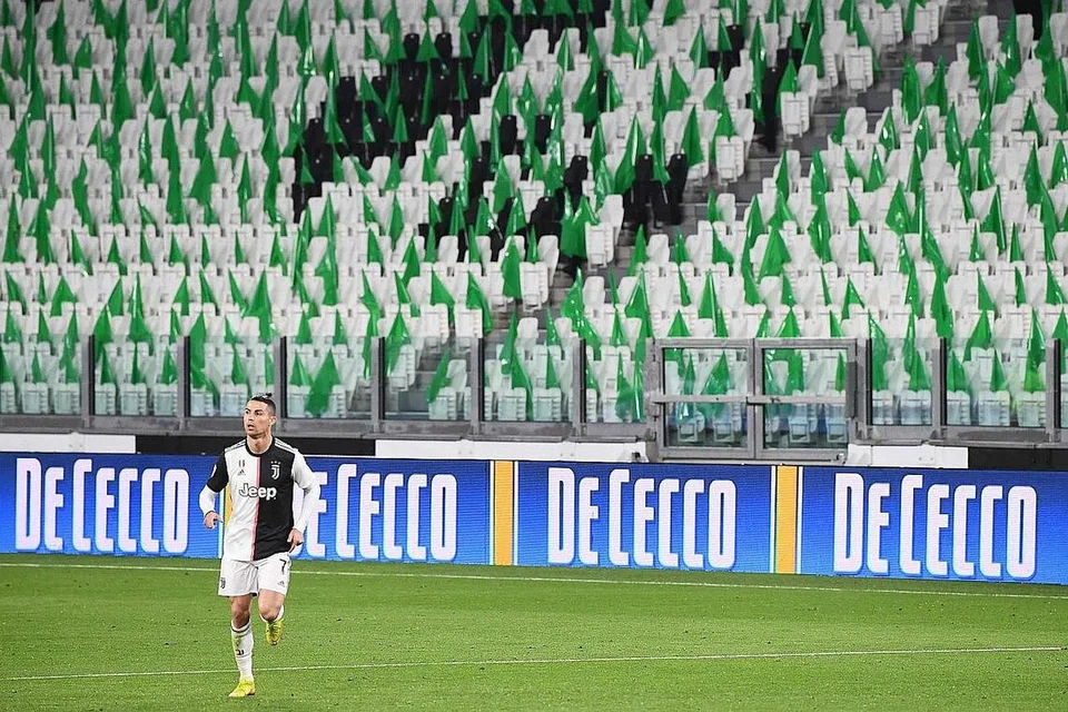 'SYIOK SENDIRI': Penyerang pasukan Juventus asal Portugal, Cristiano Ronaldo, berlari untuk cuba mendapatkan bola semasa perlawanan Liga Serie A menentang Inter Milan di stadium Juventus yang kosong di Turin, pada 8 Mac lalu setelah larangan dikuatkuasa bagi mengekang penularan koronavirus. - Foto AFP