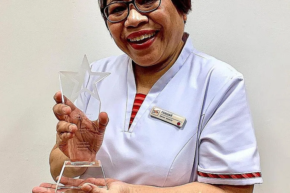 JASA BIDAN TERAKHIR SHP DIIKTIRAF: Cik Faridah menerima Anugerah Ketua Jururawat Poliklinik SingHealth (SHP) 2019, yang sebahagian sambutan Hari Jururawat lusa. Beliau juga merupakan satu-satunya bidan terlatih yang terakhir di SHP. - Foto SINGHEALTH POLYCLINICS