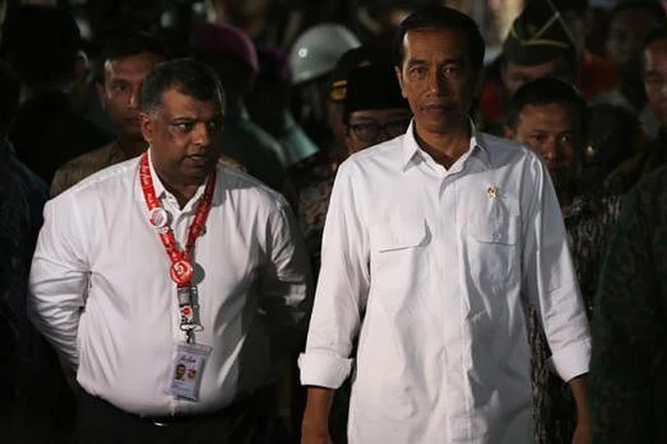 KINI JADI TUMPUAN: Sejak nahas pesawat AirAsia, Ketua Pegawai Eksekutif Kumpulan AirAsia, Tan Sri Tony Fernandes (kiri), kini menjadi perhatian. Di sebelahnya ialah Presiden Joko Widodo. - Foto REUTERS