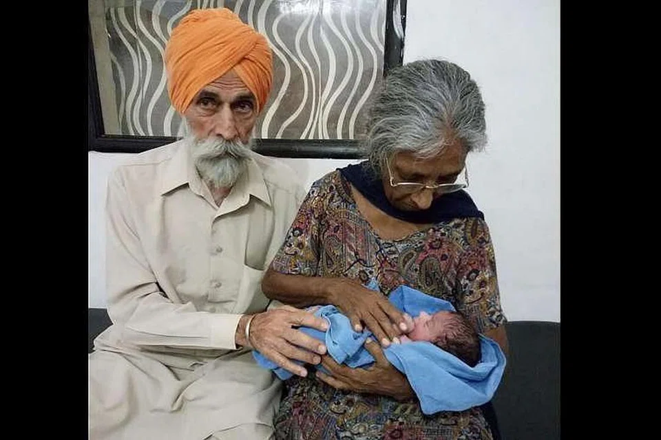 Encik Mohinder Singh Gill dan Cik Daljinder Kaur bersama bayi mereka yang baru lahir di klinik kesuburan di Haryana, India. 