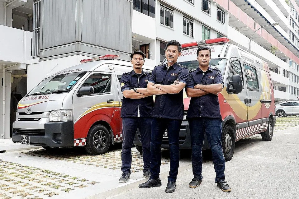 TUKAR KERJAYA: Encik Alias (tengah) bersama kakitangannya ingin membentuk perniagaannya setelah lebih dua dekad menjadi pramugara. - Foto JOHARI RAHMAT