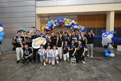 Menteri Negara Kanan (Pertahanan merangkap Kemampanan dan Sekitaran), Encik Zaqy Mohamad (tengah) bersama pemenang terpilih sewaktu SAFMC ke-17 pada 11 April di Singapore Expo.