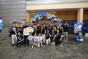 Menteri Negara Kanan (Pertahanan merangkap Kemampanan dan Sekitaran), Encik Zaqy Mohamad (tengah) bersama pemenang terpilih sewaktu SAFMC ke-17 pada 11 April di Singapore Expo.