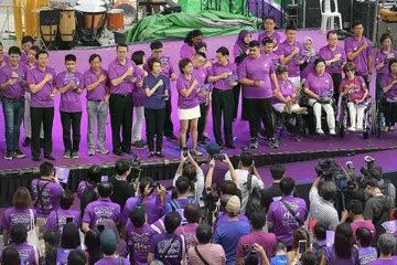 UCAP SAMA: Encik Heng (barisan depan, enam dari kanan) melahirkan ikrar sokongannya semasa acara The Purple Parade semalam dan disertai sama beberapa Anggota Parlimen (AP) lain termasuk Cik Rahayu Mahzam (barisan belakang, empat dari kanan) dan Dr Intan Azura Mokhtar (barisan belakang, tujuh dari kanan). - Foto BM oleh ALPHONSUS CHERN