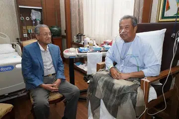 LAWAT RAKAN SEKERJA: Tun Dr Mahathir melawat Tan Sri Muhyiddin di hospital selepas Menteri Dalam Negeri Malaysia itu menjalani pembedahan bagi membuang ketumbuhan di pankreas.