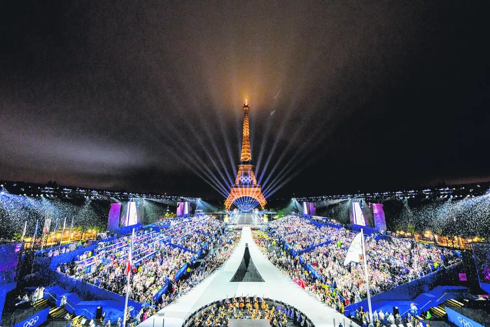 Pemandangan di Trocadero, dengan Menara Eiffel tampak megah di latar belakang semasa bendera Olimpik dinaikkan, semasa upacara pembukaan Sukan Olimpik Paris 2024.