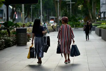 SEKADAR TREND: ‘Girl math’ atau ‘matematik perempuan’ merujuk kepada kaedah kira-kira yang digunakan segelintir wanita untuk mewajarkan pembelian mereka. 
