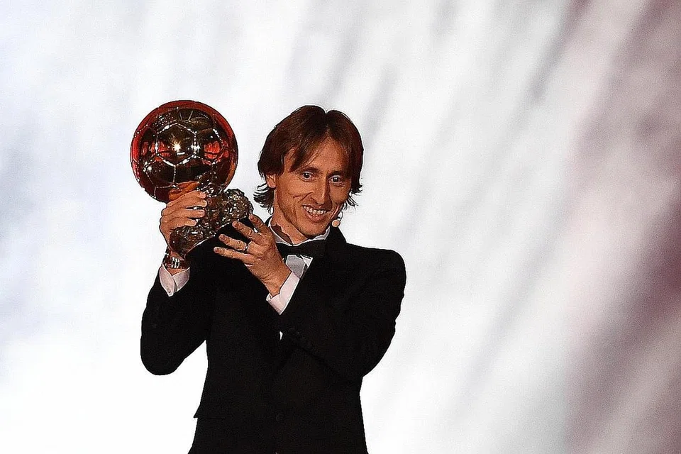 PEMENANG ANUGERAH BERPRESTIJ: Luka Modric mengakhiri dominasi Ronaldo dan Messi selama sedekad setelah beliau dinamakan sebagai pemain terbaik 2018. - Foto AFP