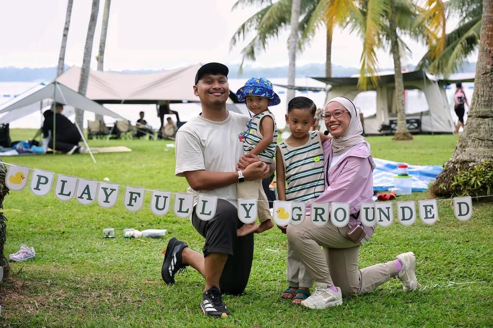 Pengasas ‘Playfully Grounded’, Cik Nurul Aqilah Zakaria (kanan), bersama suaminya, Encik Alfi Muswaadi Appathi, dan anak mereka (dari kiri), Adn Noah Alfi Muswaadi dan Adl Mash’al Alfi Muswaadi.
