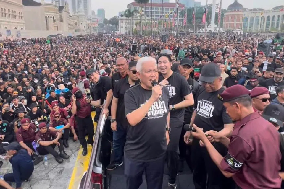 Ketua Pembangkang Malaysia, Datuk Seri Hamzah Zainudin (depan, tengah), ketika berucap pada ‘Himpunan Turun Anwar’ di Kuala Lumpur, pada 26 Julai.