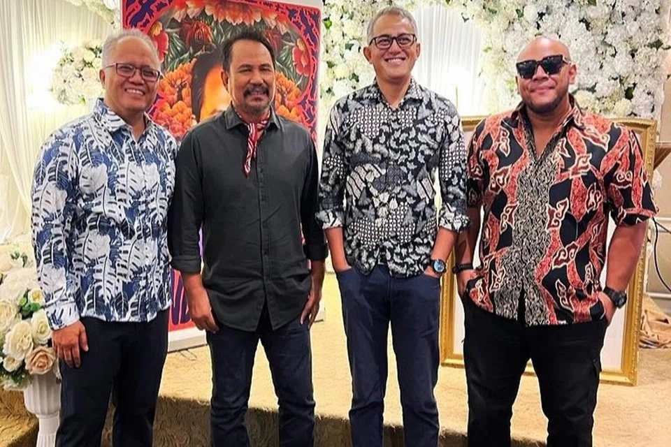 GERAKKAN IDEA BERSAMA: Penganjur konsert Gendang Pati, (dari kiri) Sujimy Mohamad, Encik Riduwan Matni (dua dari kanan) dan Atrez (kanan) berbesar hati dapat bawa seniman asal Singapura, Datuk M. Nasir dalam konsert unik yang turut mengetengahkan penekanan pada alat genderang dan gendang ke Singapura.