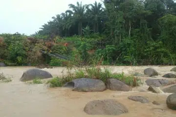 Paras air Sungai Tesong naik akibat hujan lebat pada Sabtu (29 Okt). 