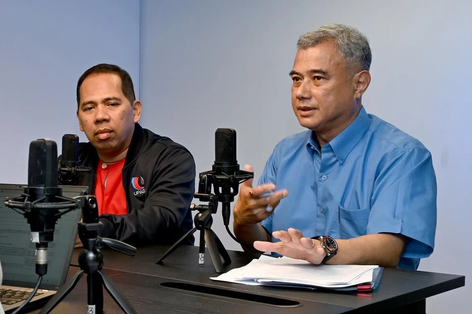 Zamil Penyelidik Kanan di Institut Pengajian Dasar (IPS), Dr Faizal Yahya (kanan), dan juga Naib Presiden Kongres Kesatuan Sekerja Kebangsaan (NTUC), Encik Abdul Samad Abdul Wahab, mengulas tentang Belanjawan 2026 di podcast BHerbual pada 13 Februari.
