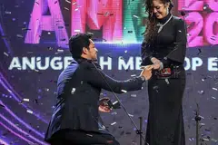 BAGAI PINANG DIBELAH DUA: Kamal Adli membawa hubungan rapatnya dengan Uqasha Senrose ke satu tahap lebih akrab dengan melamarnya di depan khalayak ramai pada acara Anugerah MeleTOP Era 2020 kelmarin. - Foto SENROSE LOVERS 