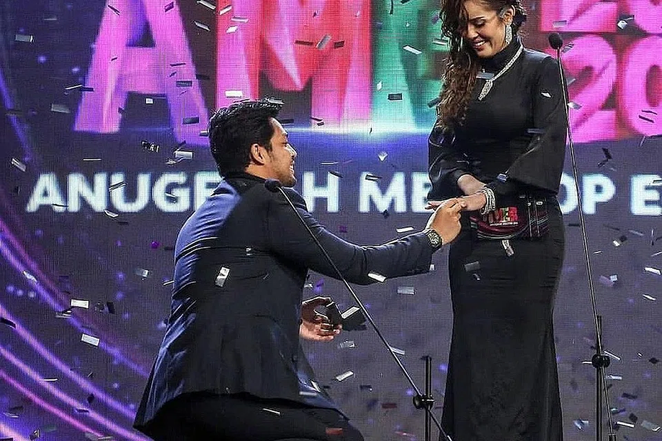 BAGAI PINANG DIBELAH DUA: Kamal Adli membawa hubungan rapatnya dengan Uqasha Senrose ke satu tahap lebih akrab dengan melamarnya di depan khalayak ramai pada acara Anugerah MeleTOP Era 2020 kelmarin. - Foto SENROSE LOVERS 