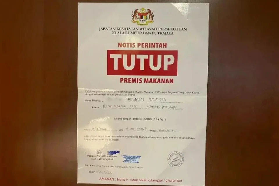 Notis memaklumkan kafe utama di bangunan  Parlimen Malaysia diarah tutup  selama dua minggu oleh Jabatan Kesihatan Kuala Lumpur kerana tidak bersih dan melanggar peraturan kesihatan.