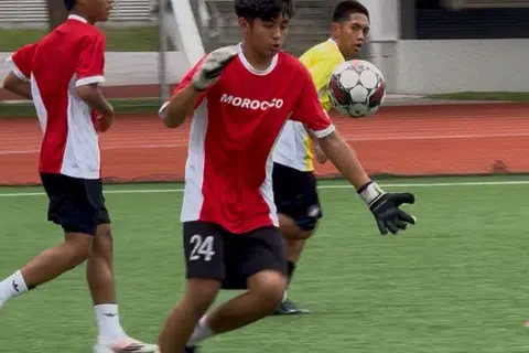 Penjaga gol pasukan ‘Maghribi’, Ariq Rizqi Muhammad Nur Alif (tengah), mempamerkan semangat juang dalam kejohanan bola sepak ITE Kolej Central.