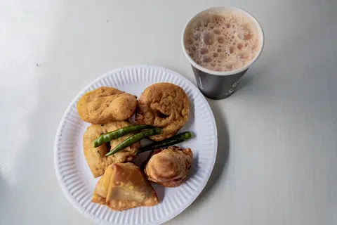 PILIHAN SNEK: Kedai Bhai Sarbat juga menawarkan snek untuk makan bersama minuman teh tarik, seperti vadai dan samosa.