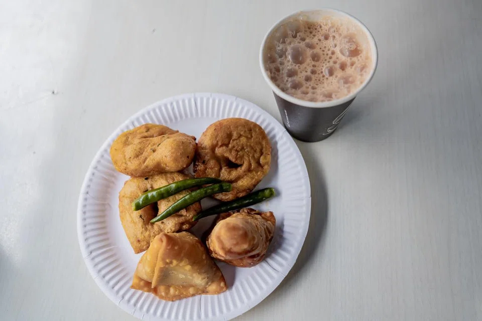PILIHAN SNEK: Kedai Bhai Sarbat juga menawarkan snek untuk makan bersama minuman teh tarik, seperti vadai dan samosa.