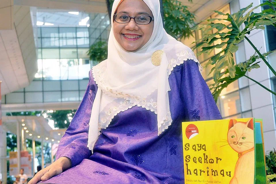 KUCING JADI INSPIRASI: Cik Nur-el-Hudaa mendapat ilham menulis buku barunya daripada anak kucing peliharaannya. Mesej beliau ialah kanak-kanak akan sentiasa mencuba sesuatu yang baru dan ini akan membina keupayaan dan keberanian mereka. - Foto KHALID BABA