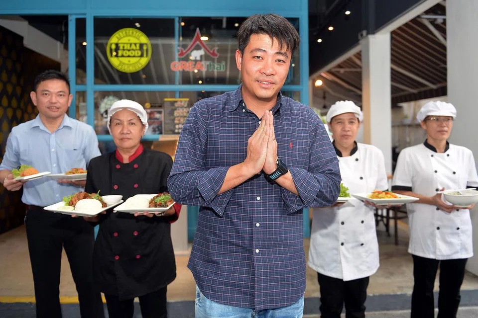 BENAR-BENAR ENAK: Kakitangan GreaThai sedia melayan anda. Mereka ialah (dari kiri) pengurusnya, Encik Ben Lim; Ketua Cef, Cik Saengrueangrong Jilekho; Pengarah Encik Daryl Chin; Cik Saengrueangrong Chanakan dan Cik Thatipha Lim. 