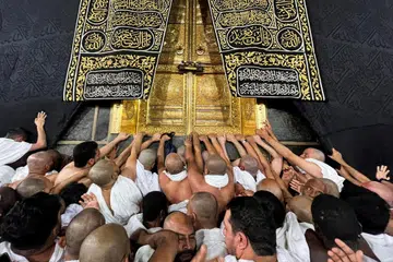 Jemaah berkerumun di hadapan pintu Kaaba semasa mengerjakan umrah di Masjidil Haram. 
