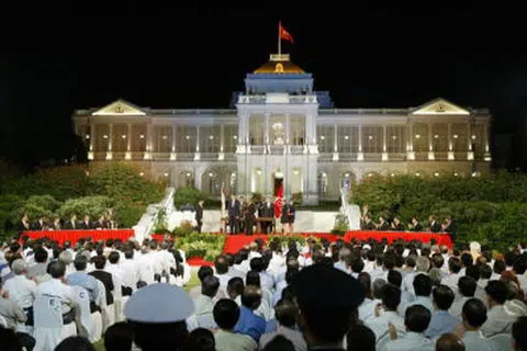 Lebih 1,000 tetamu menghadiri upacara angkat sumpah Encik Lee Hsien Loong dan Kabinetnya di Istana pada 12 Ogos 2004.