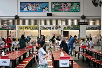 KENA TEMPIAS: Golongan pelajar tidak terkecuali daripada cabaran kenaikan harga makanan kini apabila makanan di kantin sekolah lebih mahal. - Foto fail