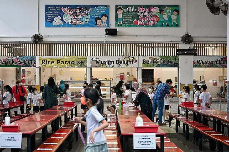 KENA TEMPIAS: Golongan pelajar tidak terkecuali daripada cabaran kenaikan harga makanan kini apabila makanan di kantin sekolah lebih mahal. - Foto fail