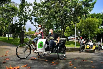 NAIK BECA: Peserta semasa upacara pelancaran jejak warisan menaiki beca tiga roda di Sembawang Park. - Foto BH oleh CHONG JUN LIANG 