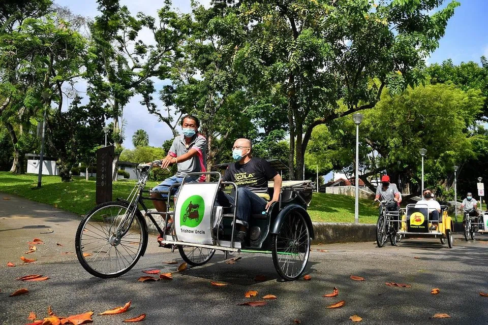NAIK BECA: Peserta semasa upacara pelancaran jejak warisan menaiki beca tiga roda di Sembawang Park. - Foto BH oleh CHONG JUN LIANG 