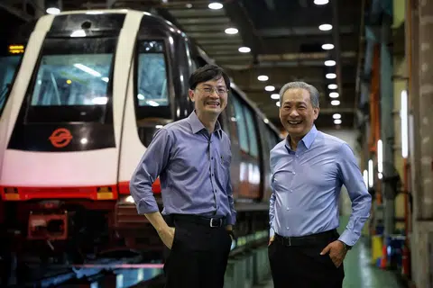 SELEKTIF DALAM URUSAN: Ketua Pegawai Eksekutif Kumpulan SMRT Corporation, Encik Ngien Hoon Ping (kiri) dan pengerusi SMRT, Encik Seah Moon Ming, di Depoh Kim Chuan.  SMRT mencari peluang baru tetapi selektif dalam urusan antarabangsanya.