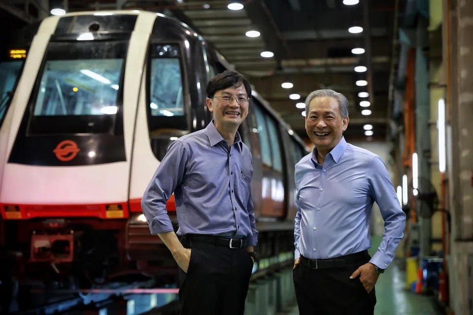 SELEKTIF DALAM URUSAN: Ketua Pegawai Eksekutif Kumpulan SMRT Corporation, Encik Ngien Hoon Ping (kiri) dan pengerusi SMRT, Encik Seah Moon Ming, di Depoh Kim Chuan.  SMRT mencari peluang baru tetapi selektif dalam urusan antarabangsanya.
