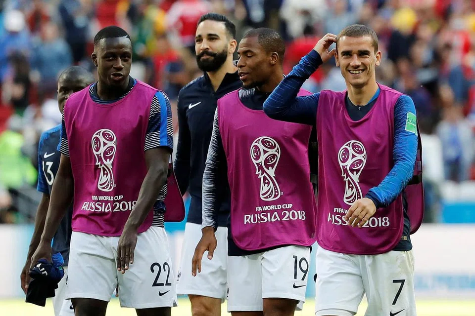 SENYUM LEBAR: Pemain pasukan Perancis (dari kiri): Benjamin Mendy, Adil Rami, Djibril Sidibe dan Antoine Griezmann tidak dapat menyembunyikan kegembiraan selepas menewaskan Australia 2-1 di Stadium Kazan bagi perlawanan Kumpulan C. - Foto REUTERS